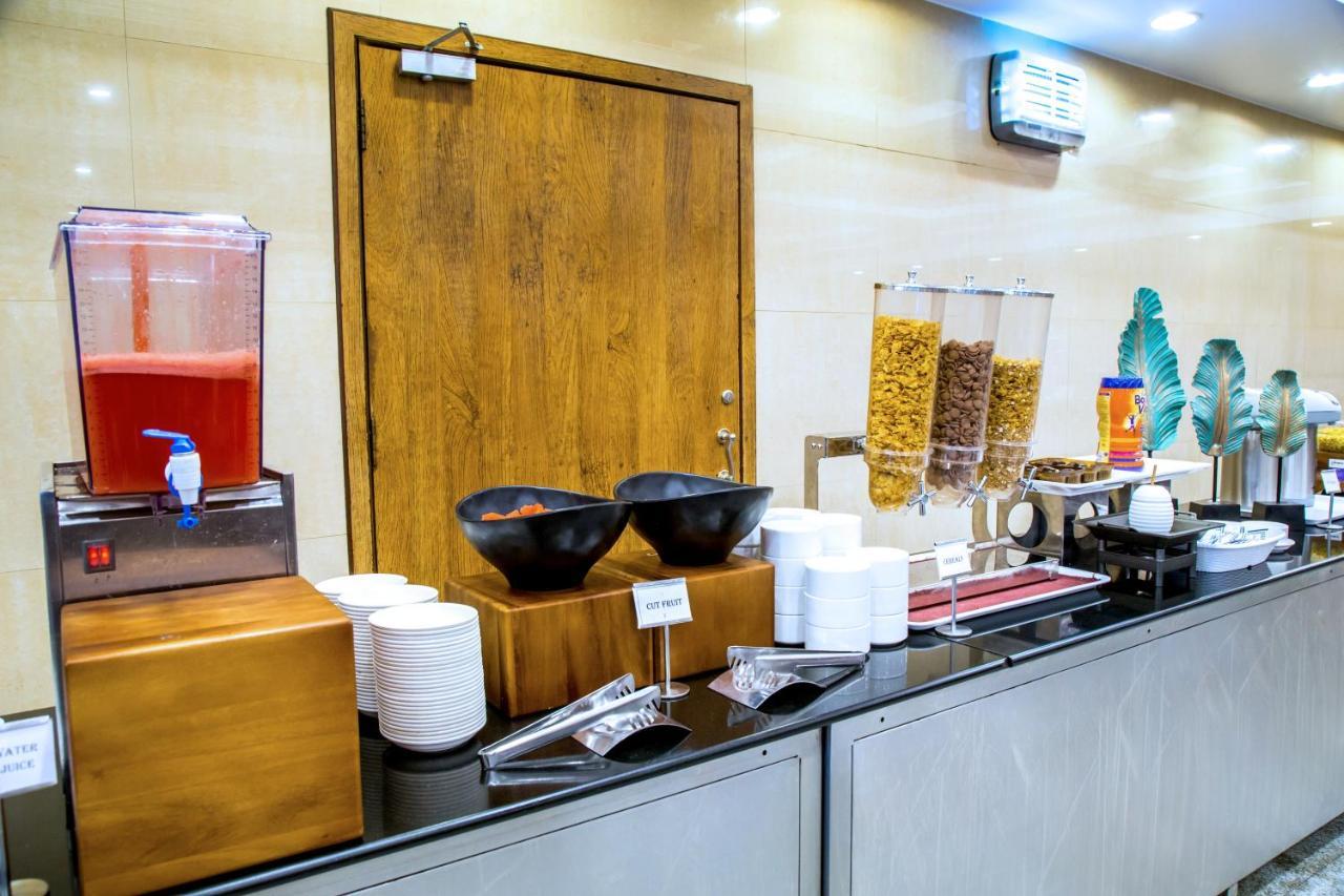 Hotel Tip Top Plaza Thána Kültér fotó